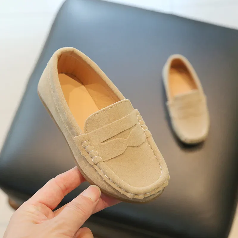 Chaussures bébé daim beige mocassins minimalistes antidérapantes