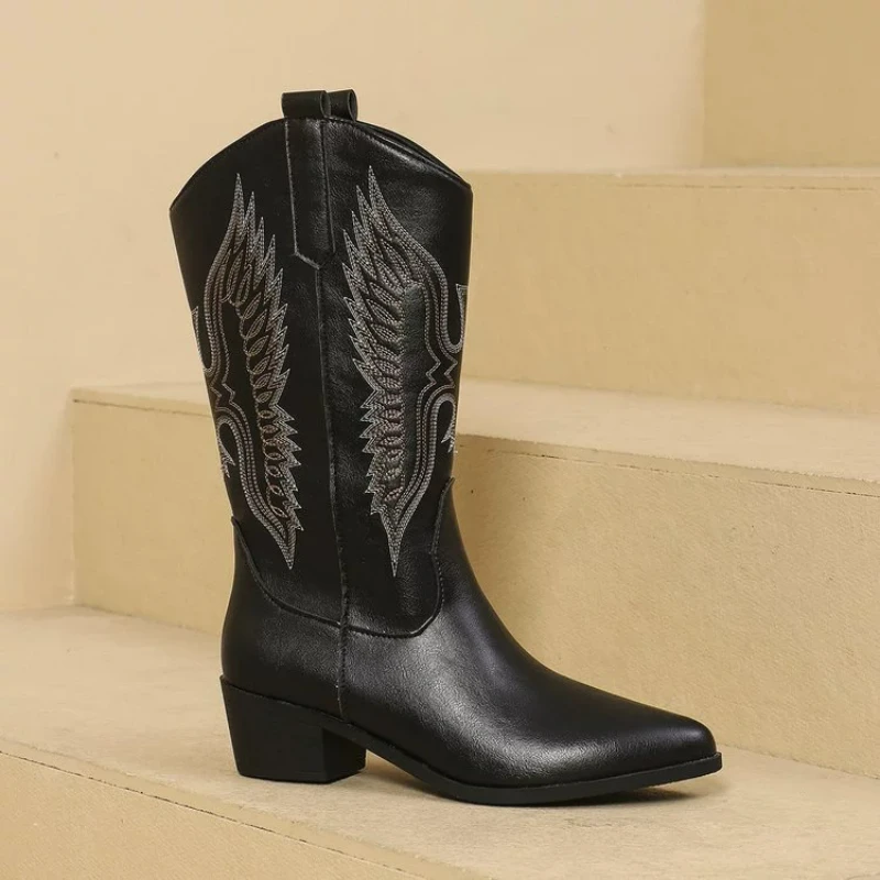Bottes de Cowboy occidentales brodées ailes stylisées mimollet talon épais vintage noires collection 2025 femm