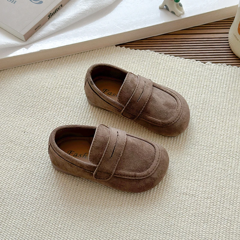 Chaussures enfants cuir suédé mocassins style rétro faciles à enfiler collection automne 2025 confort quotidie