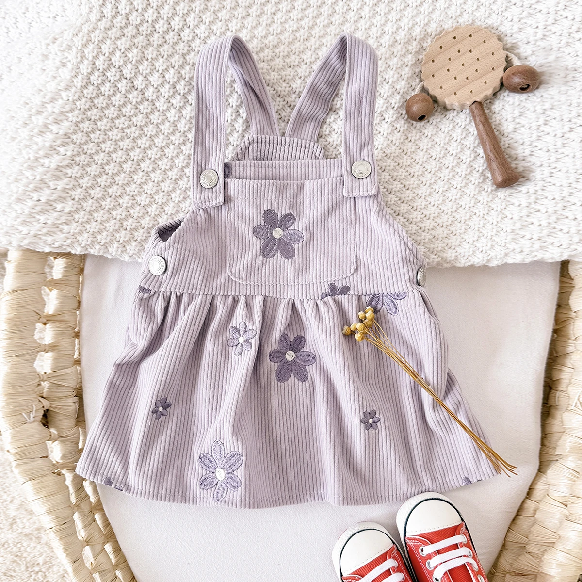 Robe salopette denim pour bébé fille floral brodé tissu côtelé vêtement printanier usage extérieur design mign