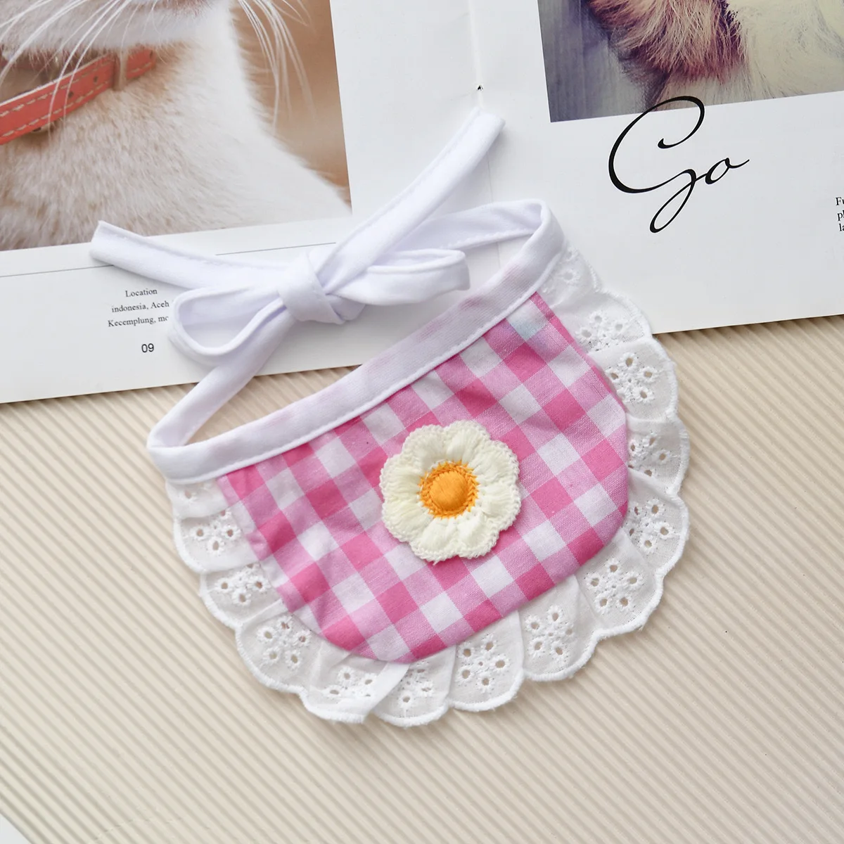 Bandana en peluche pour chien fleuri rose vichy dentelle blanche facile à nouer accessoire adorable pour petit
