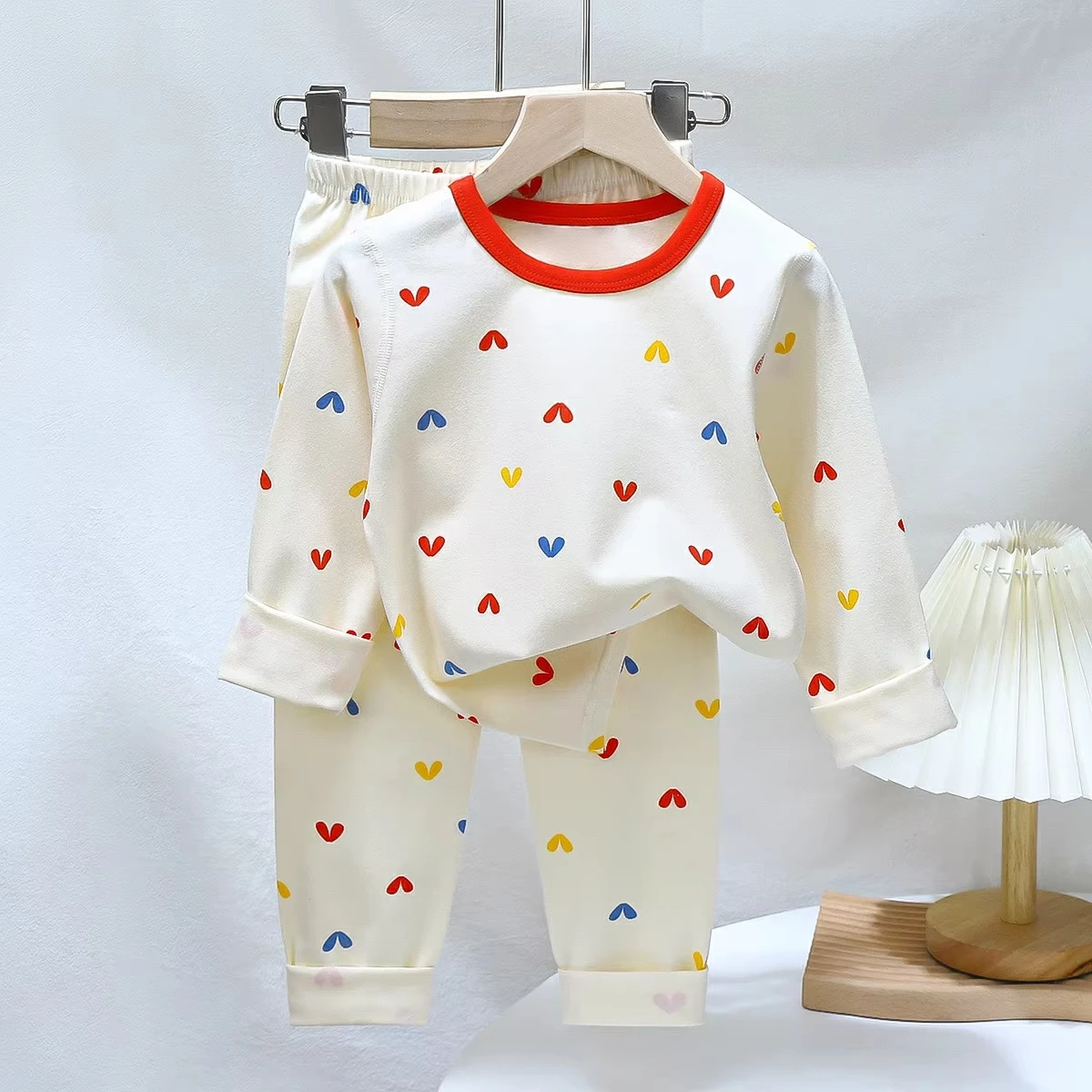Ensemble vêtements enfants style moderne cœur coloré confortable