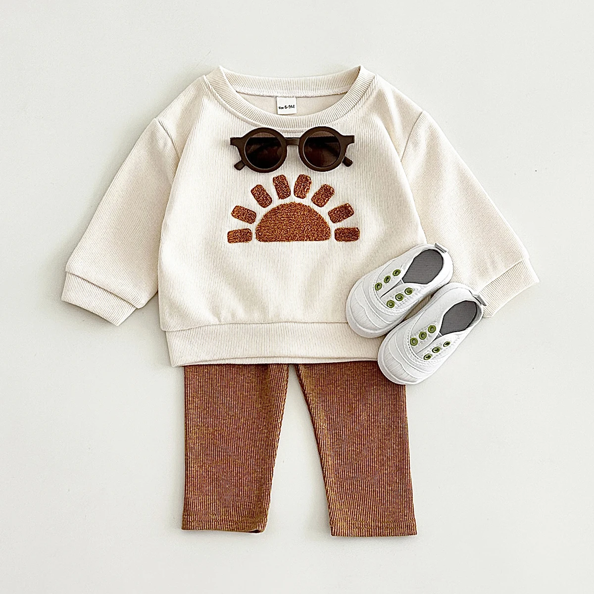 Ensemble sweatshirt pantalon et baskets pour bébé style moderne couleur