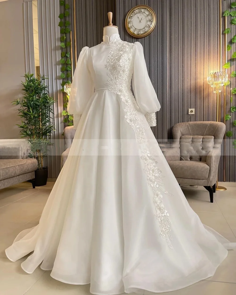 Robe de mariée musulmane longueur au sol manches longues dentelle élégante moderne collection 2023