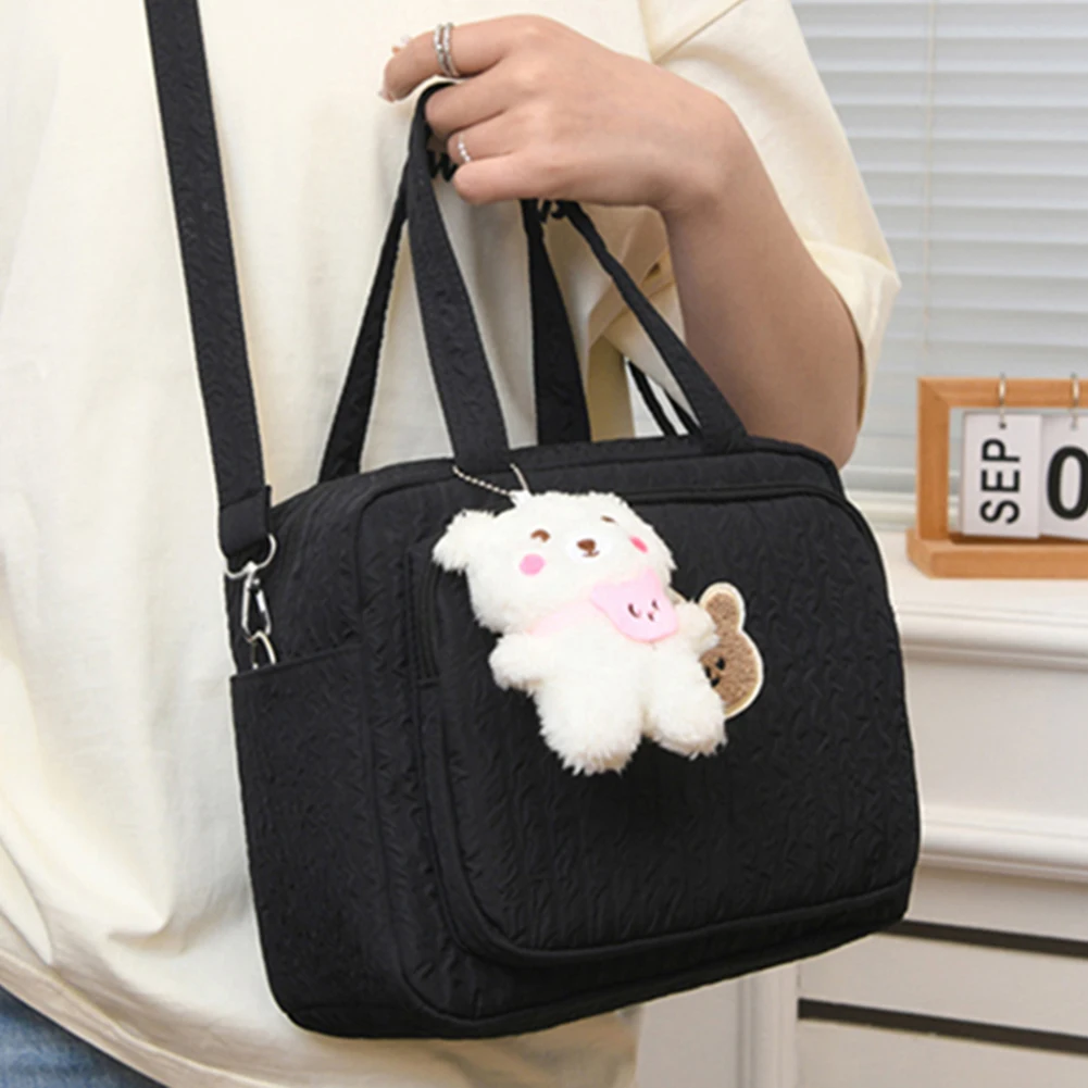 Sac à langer portable poussette maman fourretout voyage nylon design moderne style épuré couleurs noires acces