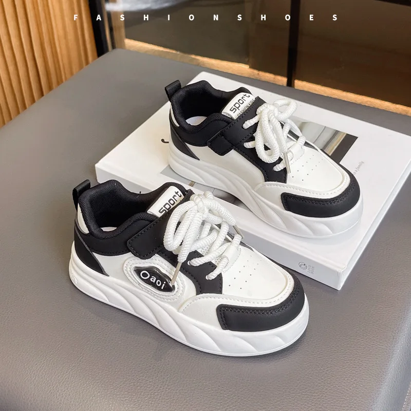 Chaussures de sport enfants sneakers blanches et noires design moderne