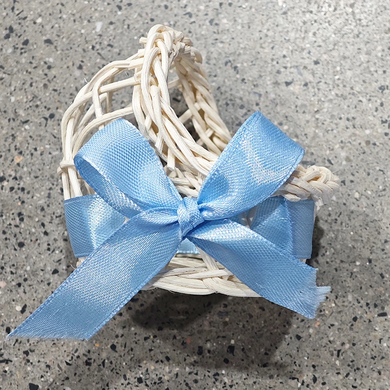 Panier déco bébé en osier tressé main ruban bleu Accessoire chambre bébé élégant style romantique qualité prem