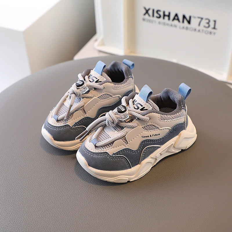 Chaussures de Sport pour Enfants Sneakers en Mesh Respirant Design Moderne Gris Clair et Foncé Usage Sportif e