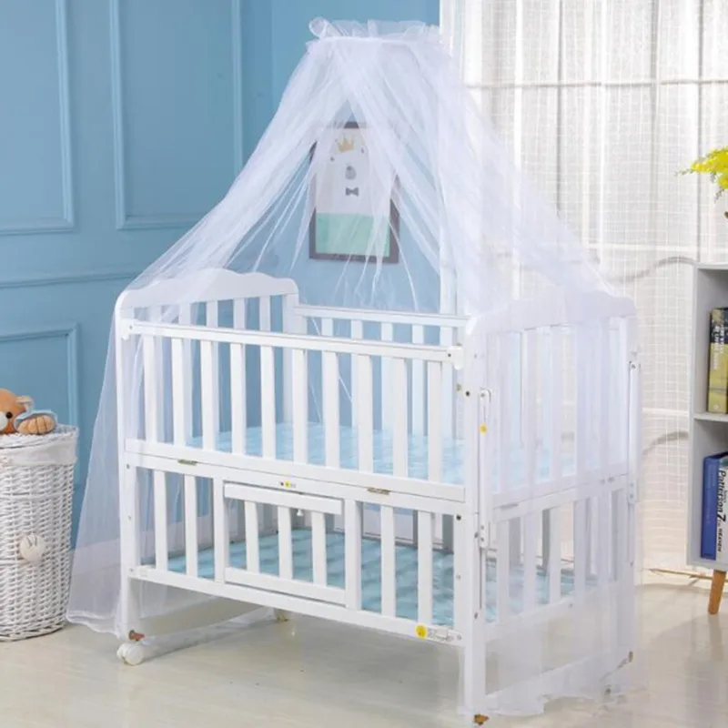 Lit bébé nouveauné moderne avec housse matelas bleu et voile tulle