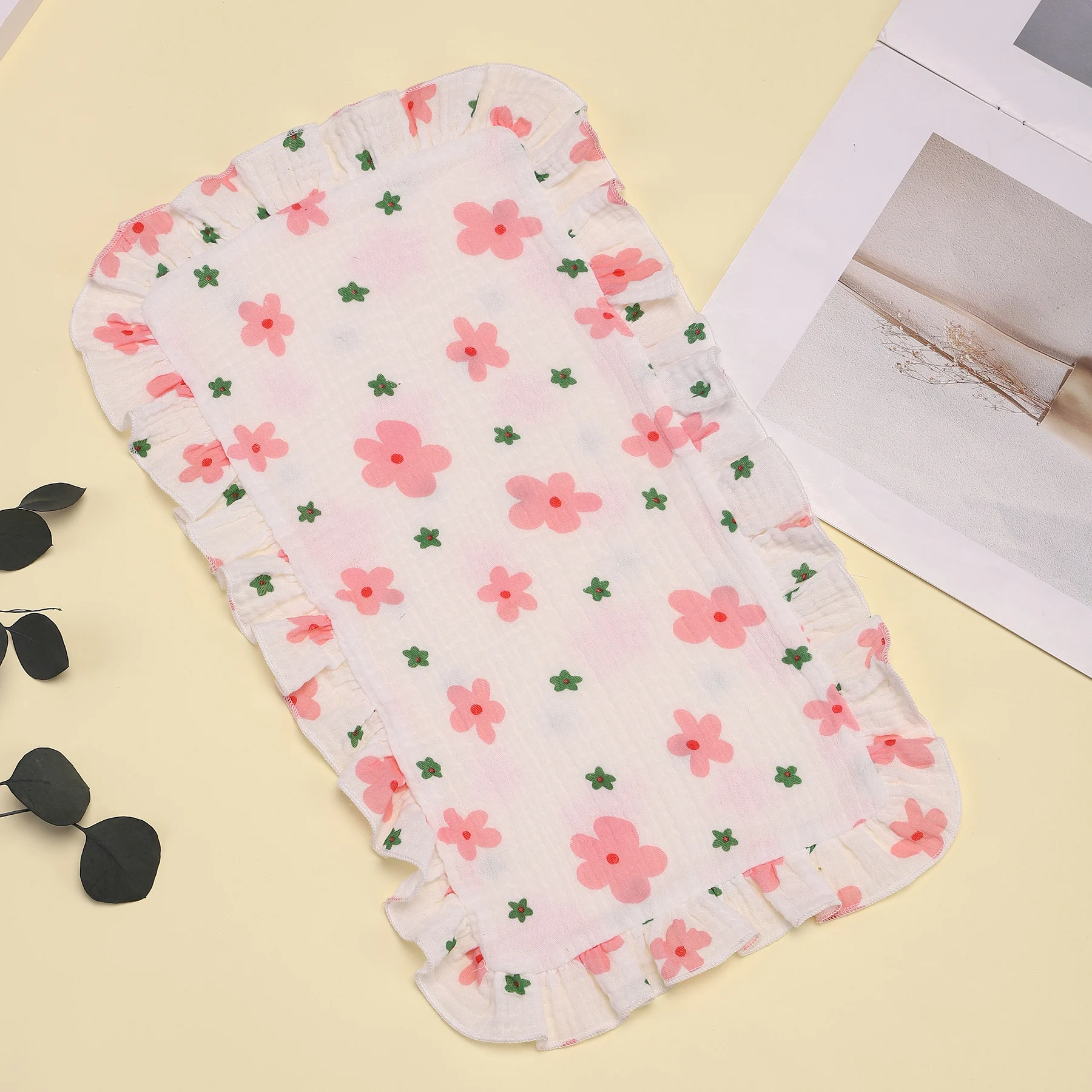 Serviette bébé à volants floral blanc 100% coton doux hypoallergénique