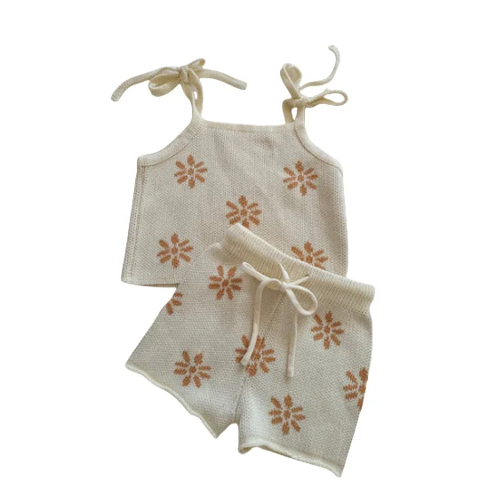 Ensemble bébé tricoté floral doux top sans manches et short ajustables