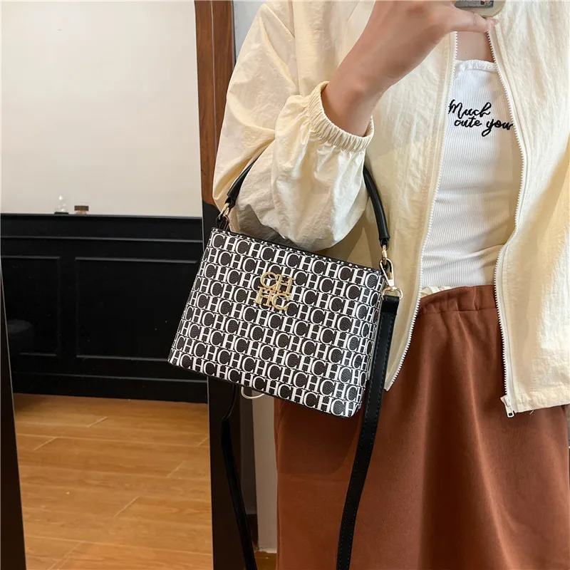 Sac fourretout bébé en tissu polyester design moderne fermeture éclair idéal pour poussette promenades shoppin