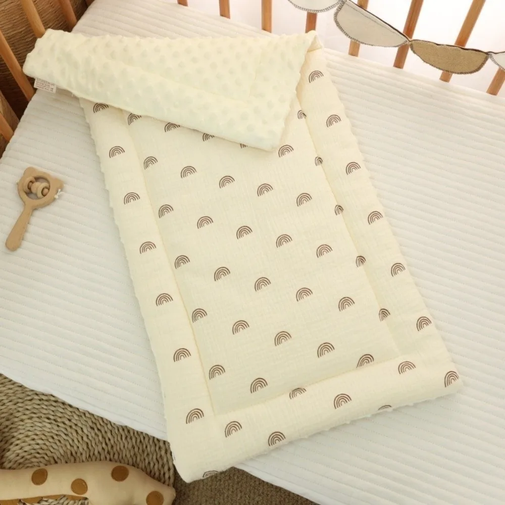 Couverture de bassinette en coton doux motif arcenciel beige texture à pois confort bébé 75x35 cm