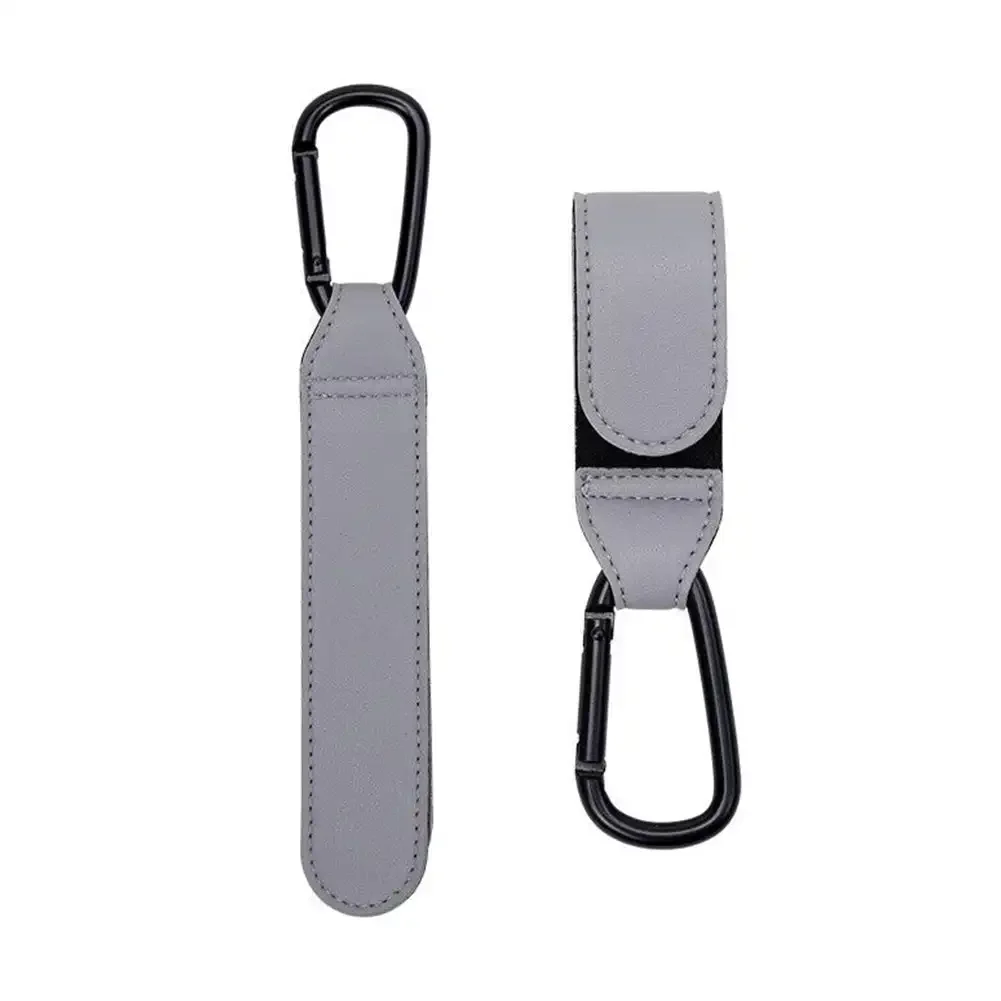 Crochet en similicuir et métal noir pour poussette accessoire pratique et sécuritaire bébé