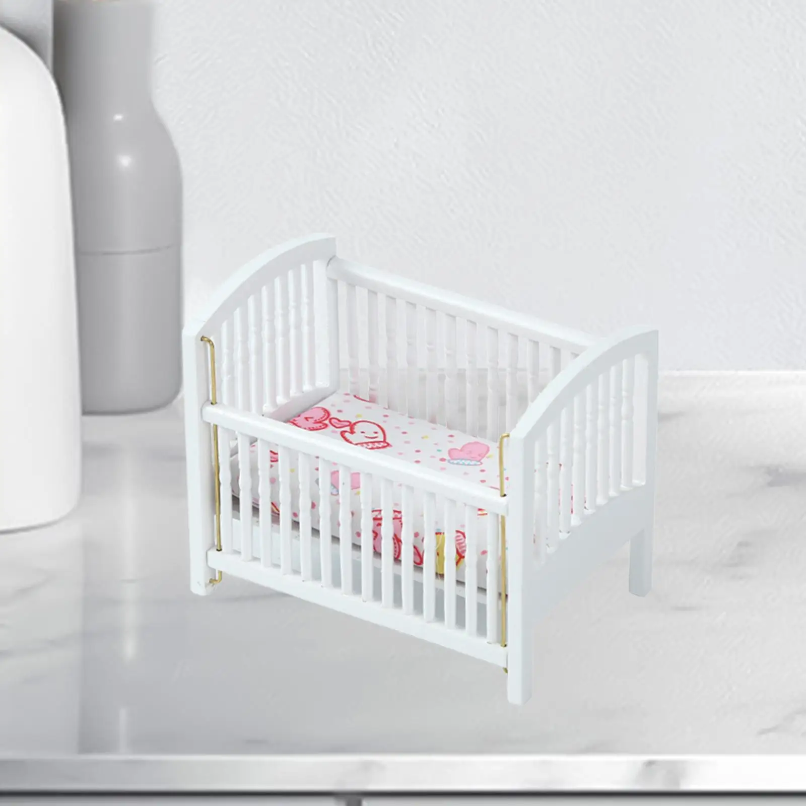 Lit de bébé pour maison de poupée 1:12 en bois matelas en rose accessoires DIY lit miniature sécurisé pour enf