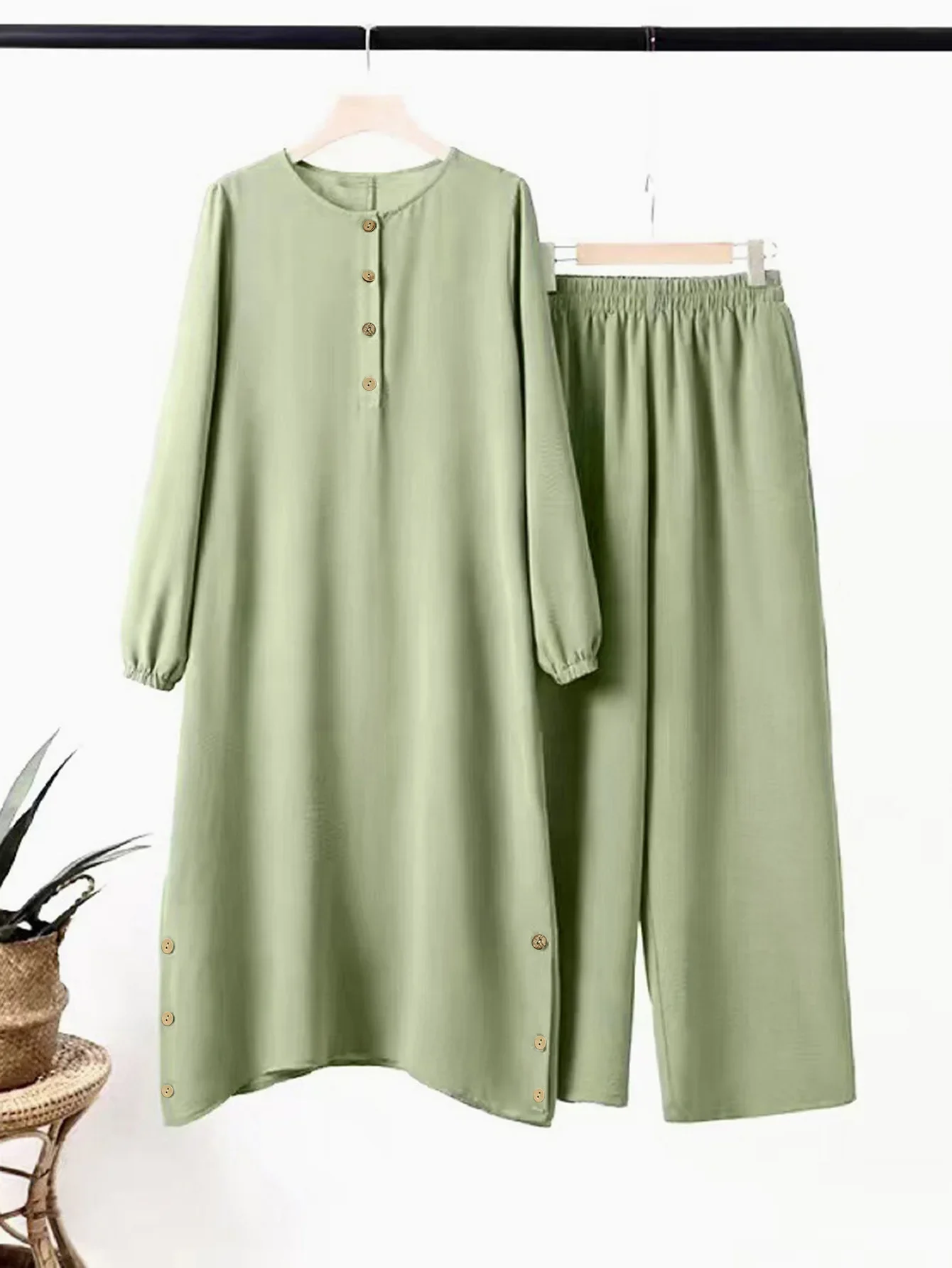 Ensemble abaya vert femme robe longue et pantalon large tenue confortable style minimaliste usage quotidien ou