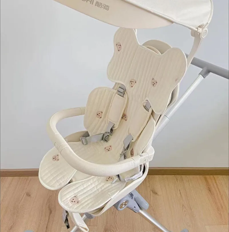 Chaise haute bébé en tissu doux repas sécurisés design moderne motifs animaux facile à entretenir