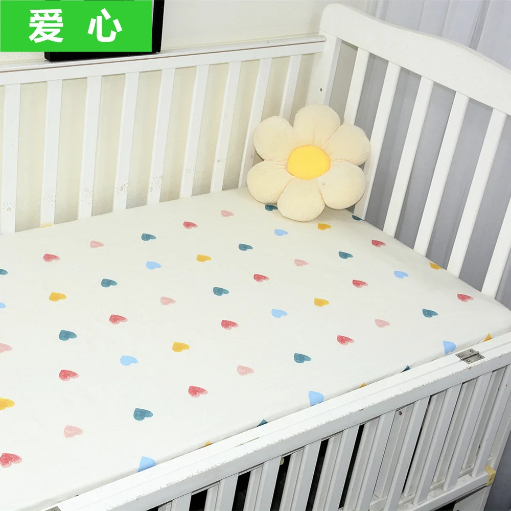Draphousse bébé 100% coton motif cœurs multicolores housse protection