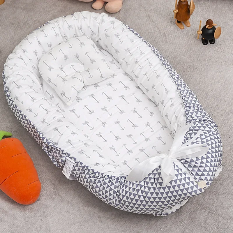 Lit bébé portable avec oreiller coussin cocon bébé en coton blanc bleu marine motifs triangulaires design mode