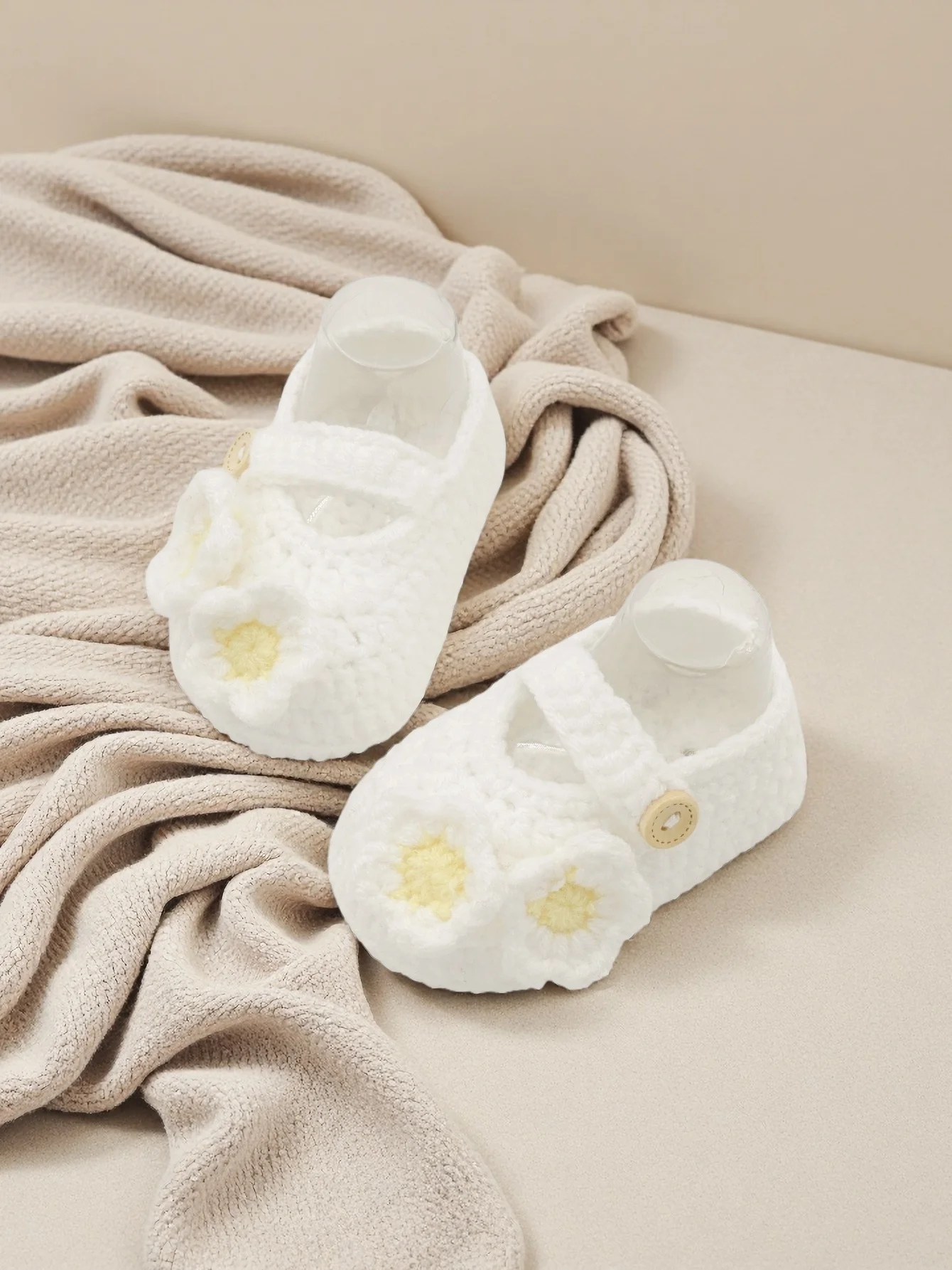 Chaussons de baptême bébé fleurs satin blanc jaune handmade confortables
