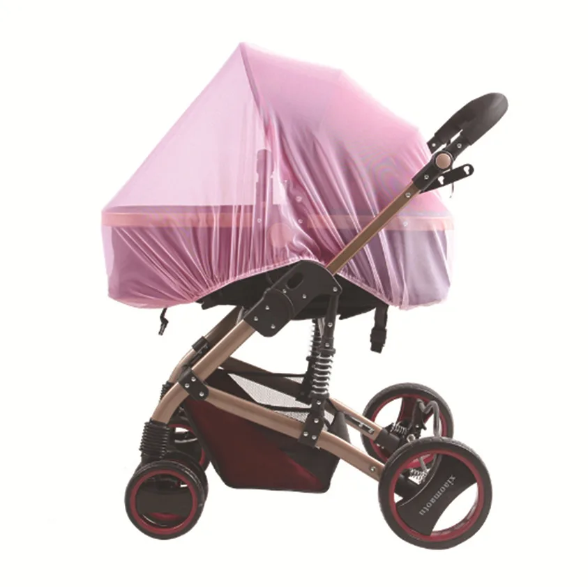 Poussette bébé moderne avec capote rose translucide châssis doré suspensions arrières rangement intégré design