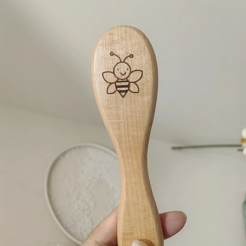 Cuillère en bois gravée abeille souriante ustensile cuisine naturel design écofriendly cadeau original pour en