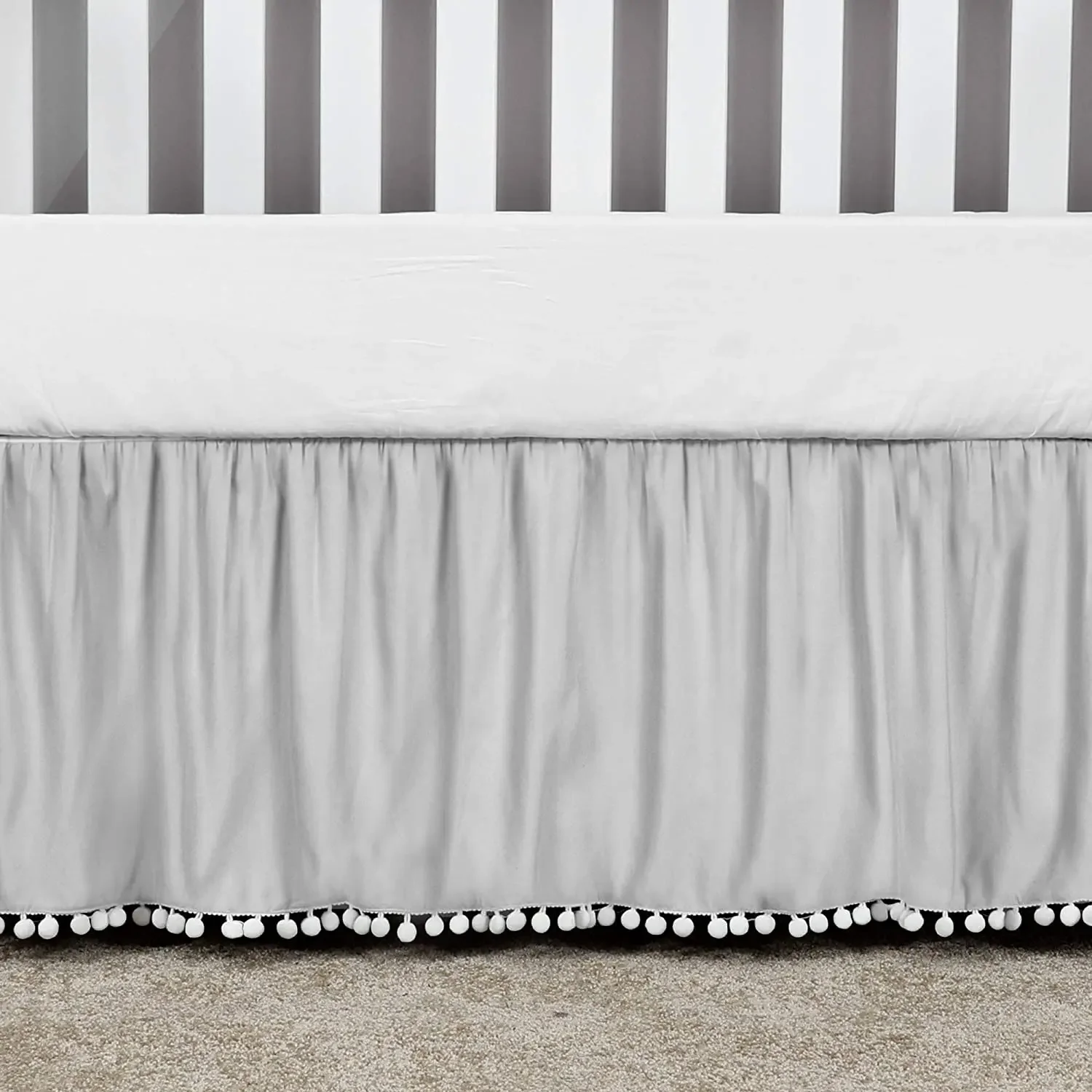 Jupe de berceau en microfibre grise avec pompons literie bébé 4 côtés élastiques hauteur 14 pouces design mode
