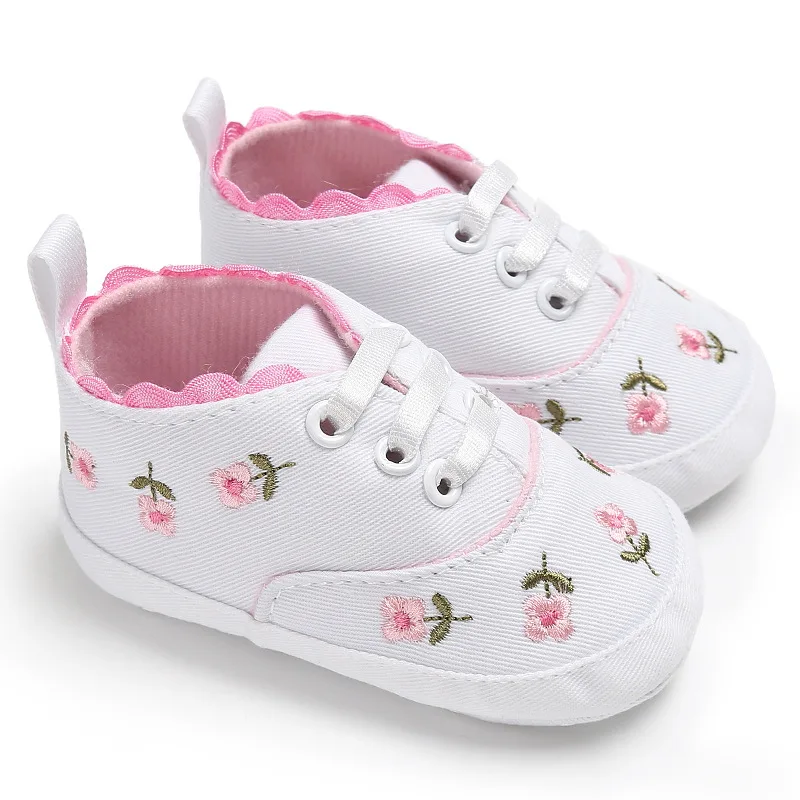 Chaussures bébé fille en toile blanche à fleurs style basket semelle en