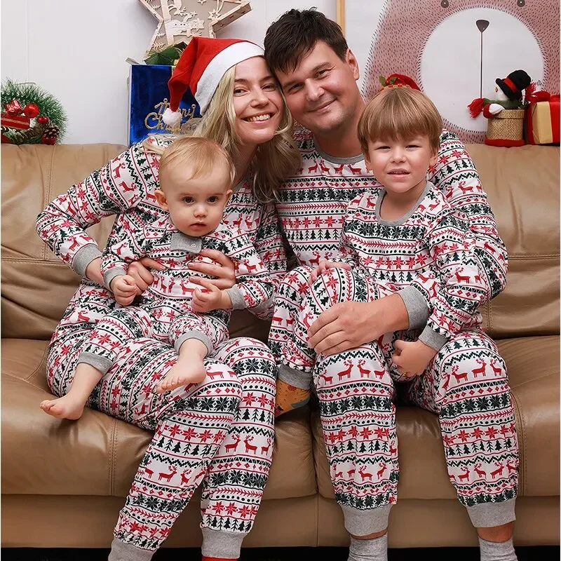 Pyjama assorti pour la famille bébé papa maman enfants style patchwork douceur confort tenue cosy pour les fêt
