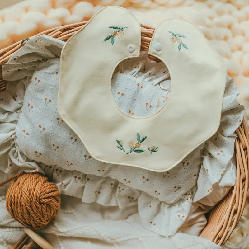 Bavoir d'alimentation en coton doux pour bébé formé comme un pétale avec une branche d'olive imprimée parfait