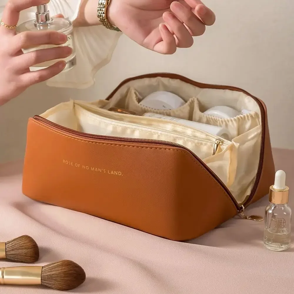 Organisateur de maquillage Rose of No Man's Land étui cosmétique similicuir brun compartiments élastiques rang