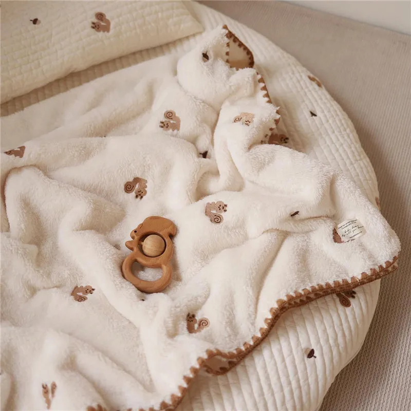 Couverture bébé en polaire douce et chaude brodée écureuil couette rectangulaire 70100cm hochet en bois access