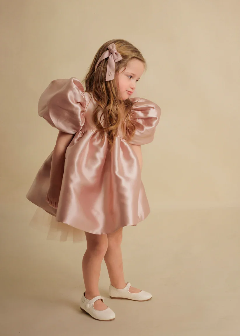 Robe de soirée bébé fille en satin rose fleurs nœud manches courtes