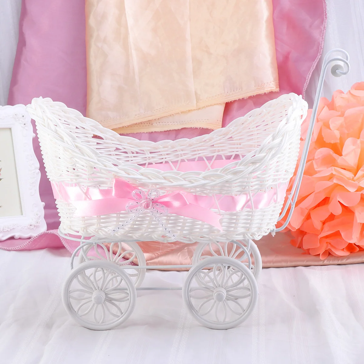 Berceau à osier blanc enrubanné rose panier à linge bébé décoration naissance chambre enfant style shabby chic