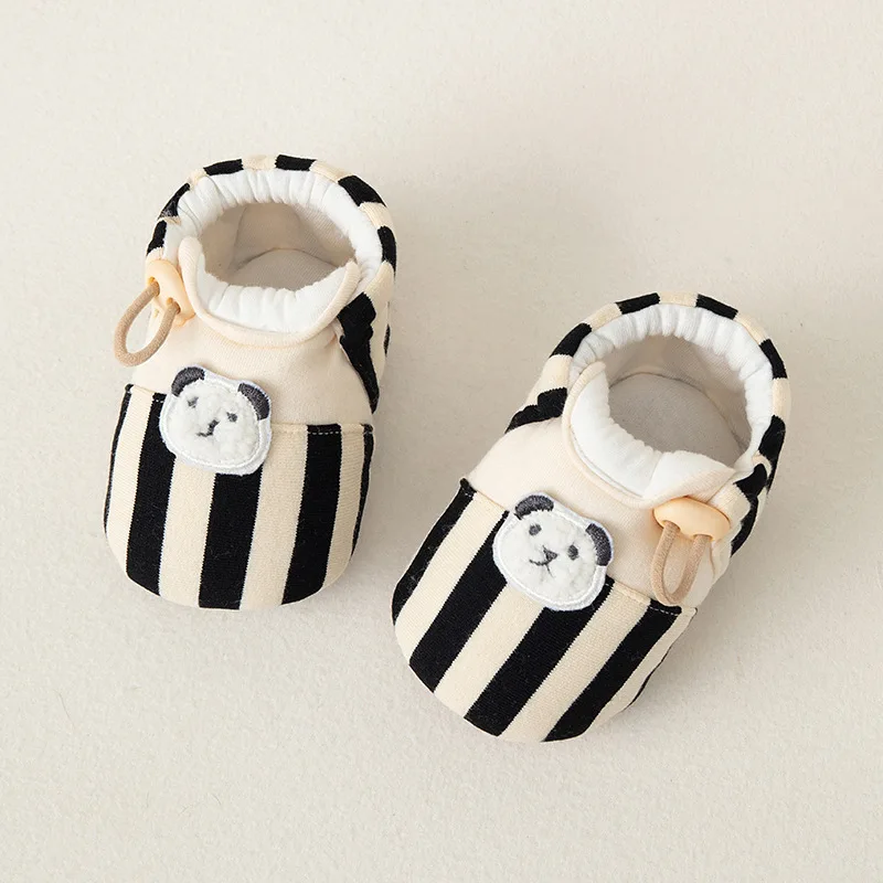 Chaussures de premiers pas bébé en coton tissu design panda antiglisse beige noir confortable et sécurisante p