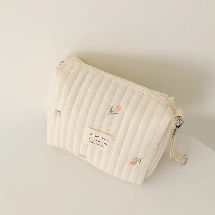 Pochette à cosmétiques en tissu matelassé avec broderie florale fermeture éclair anneau métallique style éléga