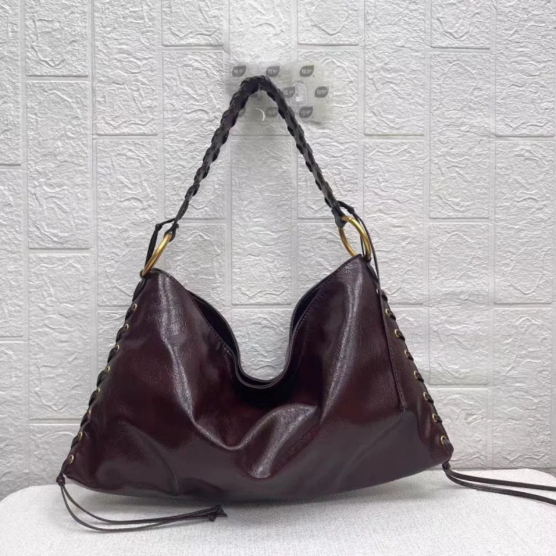 Sac fourretout asymétrique en PU bordeaux design moderne lanière ajustable idéal pour poussette maternité usag