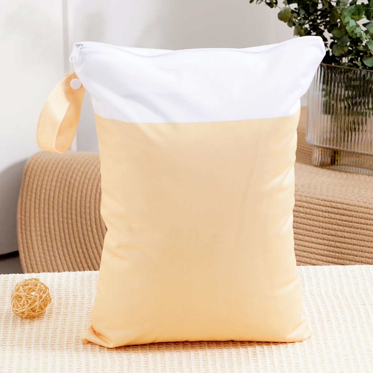 Coussin décoratif carré blanc et jaune pastel design moderne tissu synthétique fermeture éclair poignée intégr