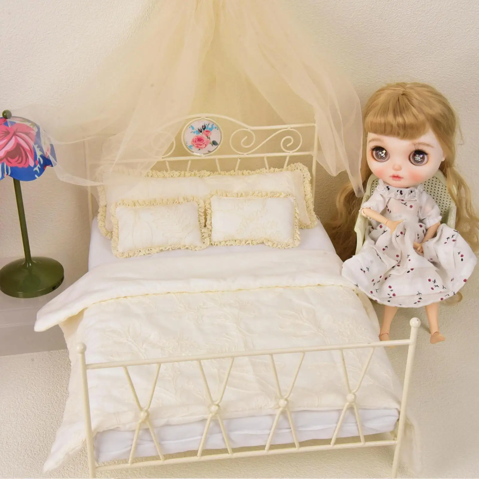 Lit miniature métal blanc pour poupées 30cm décoration romantique avec