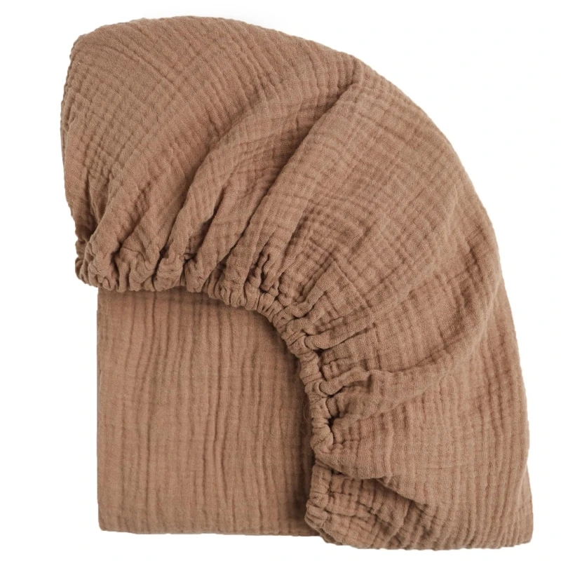 Bonnet de bain pour bébé en coton doux texture plissée brun chaud élastique intégré absorption optimale usage 