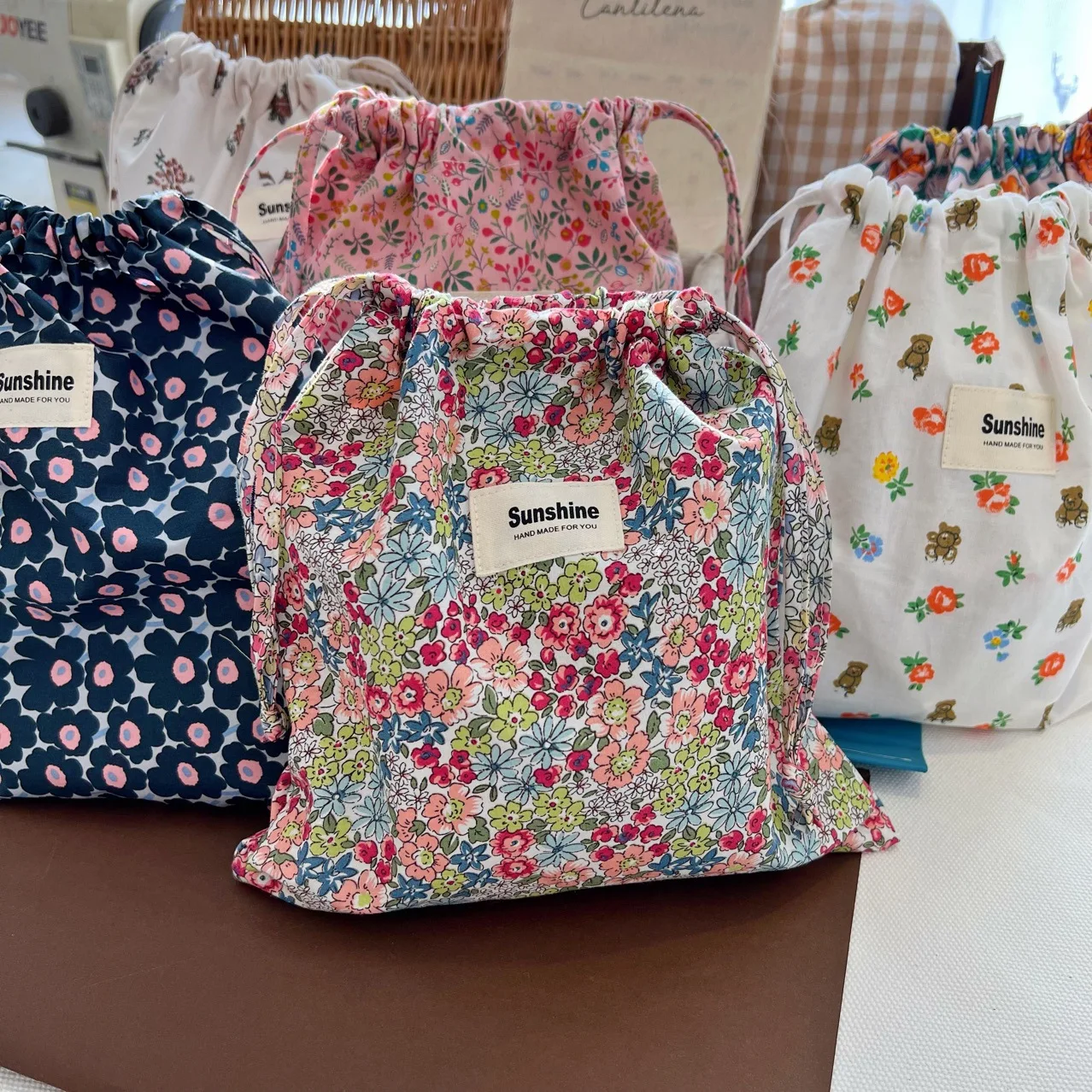 Organisateur portable sac à cordon coton fleurs motifs variés rangement voyage bébé écofriendly pratique