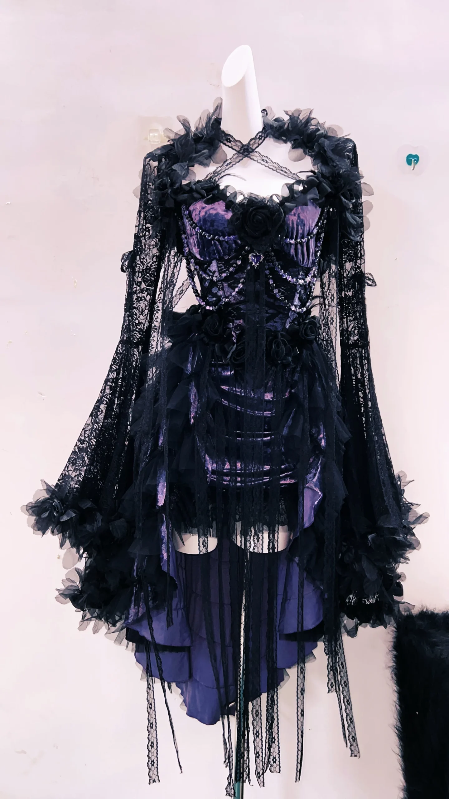 Robe formelle gothique Y2K avec dentelle florale satin noir et violet manches longues idéale pour événements s