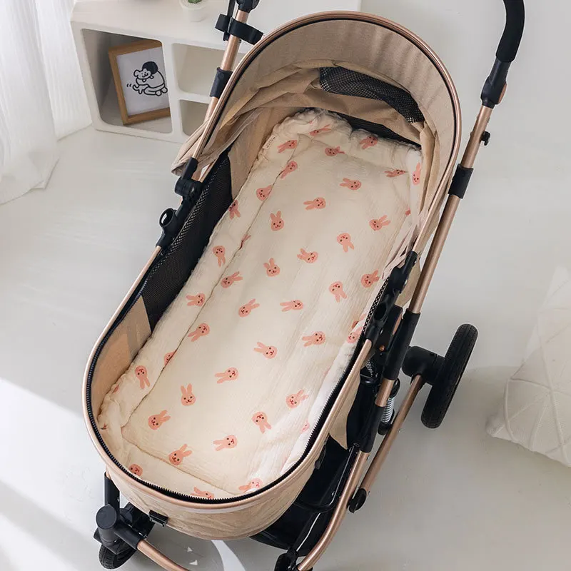Nacelle poussette bébé en coton doux motif lapin rose confortable et sécuritaire pour nouveauné usage quotidie