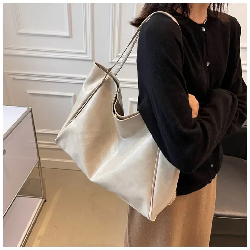 Sac fourretout en PU souple pour femme sac épaule portable style moderne grande capacité couleur beige parfait