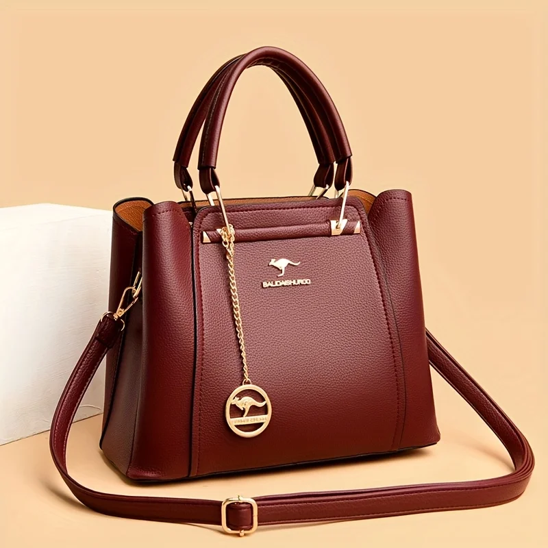 Sac à main mode femme design moderne élégant cuir simili rouge bordeaux logo kangourou bandoulière amovible