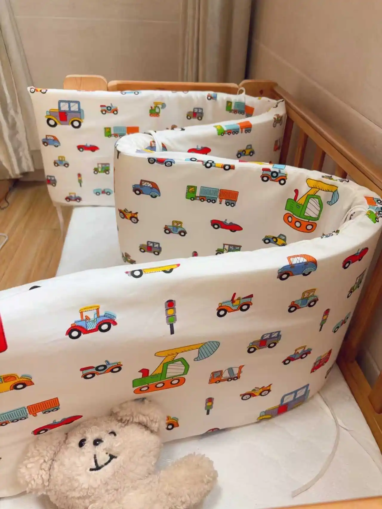Protecteur de lit de bébé en coton imprimé véhicules tour de lit doux
