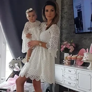 Robe assortie dentelle florale mère fille blanc coton mode famille été