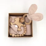 Coffret cadeau jouets bébé 4 pièces anneau dentition jouet bois couverture sécurité gift newborn fille garçon design scandinave