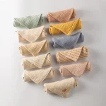 Ensemble serviettes bébé 5 carrés en mousseline doux et hypoallergénique couleurs pastel usage多vers idéal pour bain visage toilette et changements