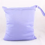 Oreiller décoratif douillet moderne minimaliste style carré couleur violet pastel texture lisse matelassage amovible poignée intégrée 40×40 cm décoration intérieure élégante salon chambre cosy